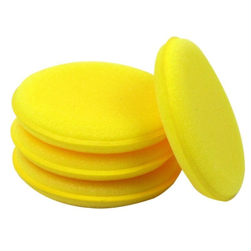 Waxing sponge to wipe the car with car wash waxing