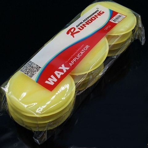 Waxing sponge to wipe the car with car wash waxing