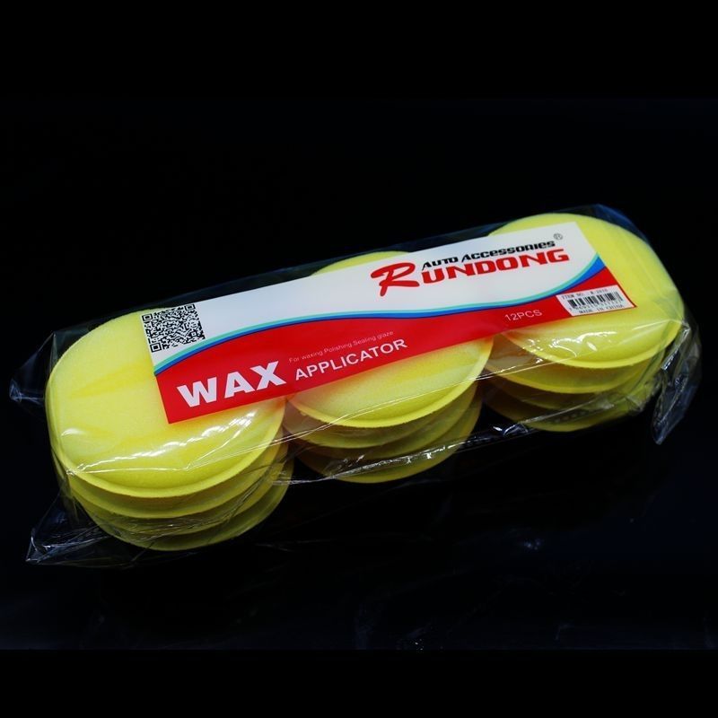 Waxing sponge to wipe the car with car wash waxing