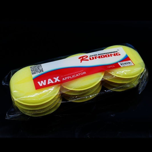Waxing sponge to wipe the car with car wash waxing